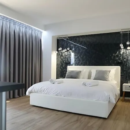 Tiranatop Suites 3 1000 Ft2 Apartment *
